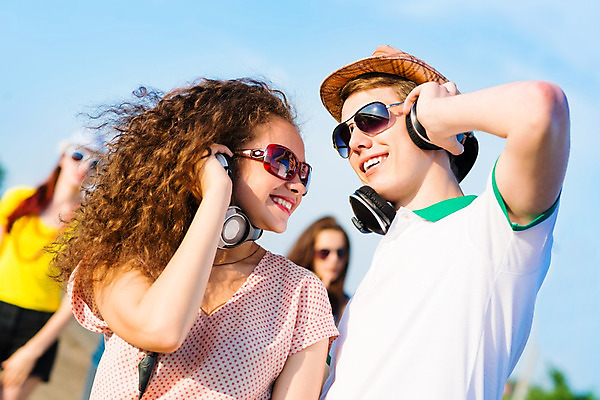 포토 JPG 해외이미지 백인 모자 라이프스타일 커플 여자 남자 행복 도로 여유 음악 모래 하늘 휴가 함께함 서기 미소 웃음 사람 소녀 소년 여러명 20대 성인 야외 여름 파란색 친구 모래사장 선글라스 파티 헤드폰 외침 우정 그룹 해외202004 해외202105 해외포토 서양인 잡화 계절 감정 안경 길 어린이 바다 컬러 음향기기 다수 컨셉 관계 교통시설 모션 문화예술 표정 이벤트 청년 생활 소리 파일형식