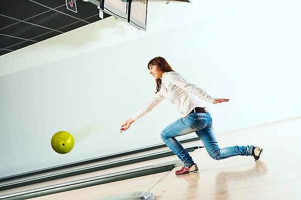 포토 JPG 해외이미지 백인 1 손 여자 행복 길 스포츠 장난 공 놀이 바닥 기술 실내 한명 사람 이벤트 성인 취미 30대 파란색 검은색 경쟁 우정 카페 게임 흰색 청바지 우승 사발 던지기 도박 볼링 야간 조준 팔 해외202004 해외202105 해외포토 자연요소 서양인 감정 컬러 컨셉 바지 모션 내부 신체부위 장년 친구 구기 상점 최고 사기그릇 파일형식