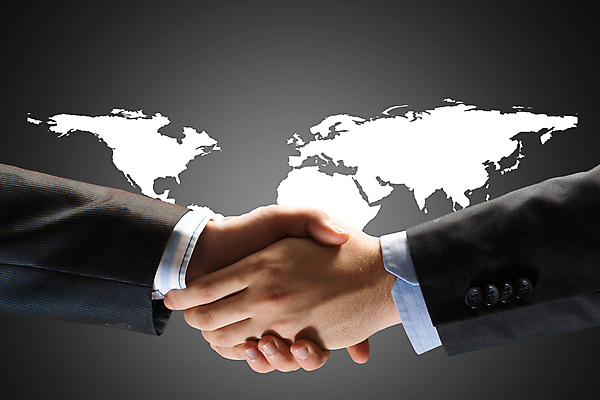 포토 JPG 해외이미지 직업 손 남자 지구 백그라운드 지도 2 비즈니스 사업가 통신 성공 협력 악수 사람 정장 사람없음 금융 파란색 세계 글로벌 사무실 지구본 평화 우정 행성 거래 흰색 축하 인사 업무 비즈니스맨 대표 심볼 계약 상업 떨림 해외202004 해외202105 해외포토 옷 컬러 컨셉 모션 손짓 신체부위 경제 친구 우주 예절 작업 직장인 파일형식