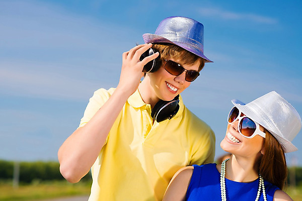 포토 JPG 해외이미지 백인 라이프스타일 커플 여자 남자 행복 도로 여유 음악 모래 하늘 휴가 함께함 서기 웃음 사람 소년 20대 성인 야외 두명 파란색 친구 모래사장 선글라스 파티 헤드폰 외침 우정 그룹 해외202004 해외202105 해외포토 서양인 감정 안경 길 어린이 바다 컬러 음향기기 컨셉 관계 교통시설 모션 문화예술 표정 이벤트 청년 생활 소리 파일형식