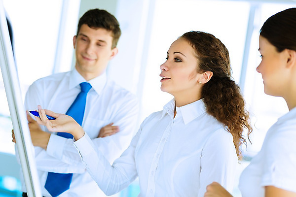 포토 JPG 해외이미지 백인 직업 여자 남자 행복 종이 무기 백그라운드 회사 비즈니스 사업가 통신 성공 미소 사람 성인 세명 금융 사무실 검은색 업무 직장인 비즈니스맨 비즈니스우먼 발표 그룹 계획 토론 강의 종업원 동료 컨설턴트 그림 경영자 화이트보드 경영 세미나 브레인스토밍 해외202004 해외202105 해외포토 서양인 감정 컬러 컨셉 관계 표정 경제 작업 전문직 상담 리더 파일형식