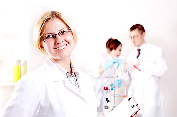 포토 JPG 해외이미지 직업 여자 행복 백그라운드 유니폼 비즈니스 청진기 탁자 노동자 건강 병원 미소 사람 정장 치료 세명 사무실 약 고통 간호사 의사 흰색 업무 자신감 혈액 실험실 바쁨 돌봄 압력 접수 해외202004 해외202105 해외포토 옷 감정 컬러 가구 의학 의료기기 모션 표정 실험 의료진 작업 파일형식