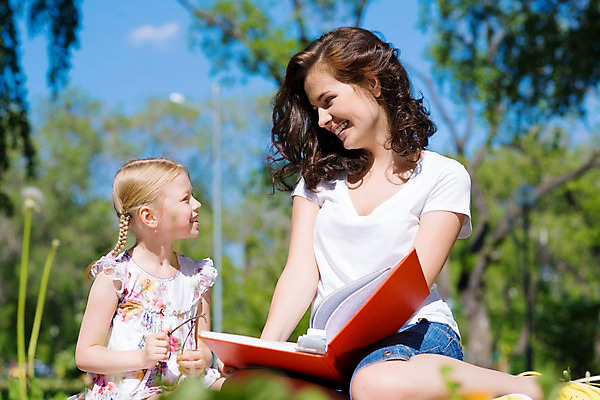 포토 JPG 해외이미지 백인 학생 공원 여자 교육 딸 행복 어린이 백그라운드 밭 가족 포옹 자연 건강 사랑 설명 미소 사람 성인 야외 두명 책 초록색 스터디 교사 기쁨 표현 아기 읽기 그림 뒤뜰 해외202004 해외202105 해외포토 서양인 직업 공공시설 감정 컬러 농업 관계 안기 모션 표정 학습 생태계 파일형식
