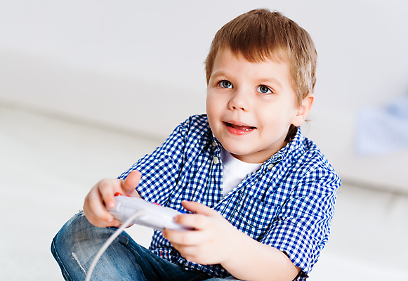 포토 JPG 해외이미지 백인 1 남자 행복 어린이 놀이 성공 주택 실내 한명 미소 사람 인종 소년 취미 가로 컴퓨터 스크린 텔레비전 기쁨 게임 잡기 우승 휴게실 연도 집중 흥분 슛 위로 게이머 관리자 심각 옛날 해외202004 해외202105 해외포토 서양인 감정 컨셉 모션 표정 내부 건물 전자제품 최고 파일형식