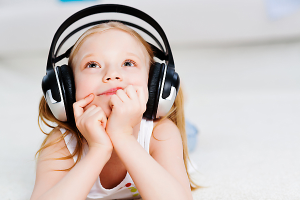 포토 JPG 해외이미지 백인 1 여자 딸 행복 얼굴 어린이 음악 이어폰 포즈 관리 한명 사람 유행 헤드폰 소리 기쁨 표현 작음 큼 자르기 싱글 오디오 스테레오 뮤지컬 베이스 양발 해외202004 해외202105 해외포토 서양인 감정 음향기기 가족 모션 현악기 문화예술 신체부위 전자제품 크기 파일형식