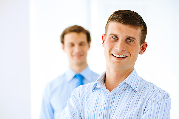 포토 JPG 해외이미지 직업 손 남자 행복 무기 백그라운드 비즈니스 사업가 성공 관리 미소 사람 정장 성인 두명 금융 사무실 흰색 비즈니스맨 자신감 상담원 대표 종업원 중개인 스마트 동료 리더 경영 관리자 정중 해외202004 해외202105 해외포토 옷 감정 컬러 컨셉 관계 표정 신체부위 경제 직장인 사무원 파일형식