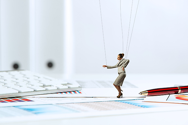 포토 JPG 해외이미지 백인 직업 여자 감정 얼굴 밧줄 인형 컨셉 비즈니스 사업가 통신 문구용품 한명 사람 성인 연필 표현 도시 업무 비즈니스맨 대표 통제 종업원 책상 경영자 지휘 마리오네트 고용 꼭두각시 정중 제어 조작 착취 치프 해외202004 해외202105 해외포토 서양인 1 남자 줄 가구 학용품 신체부위 필기구 구직 작업 직장인 오브젝트 리더 채용 파일형식