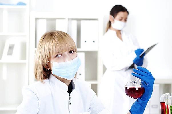 포토 JPG 해외이미지 백인 직업 1 학생 교육 산업 과학 노동자 건강 병원 실험 사람 성인 두명 스터디 약 장비 의사 코트 흰색 업무 액체 기술자 실험실 DNA 생명공학 과학자 생물학 미생물 튜브 해결 발견 개발 돌봄 화학물질 화학자 해외202004 해외202105 해외포토 서양인 컬러 의학 모션 생물 학습 외투 의료진 작업 화학 학자 파일형식