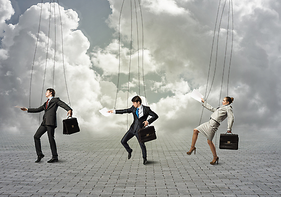 포토 JPG 해외이미지 백인 직업 여자 남자 감정 밧줄 줄 인형 컨셉 서류가방 비즈니스 사업가 통신 스트레스 사람 정장 성인 세명 장난감 힘 게임 업무 비즈니스맨 당기기 통제 경영자 지휘 마리오네트 꼭두각시 노예 제어 치프 해외202004 해외202105 해외포토 서양인 옷 가방 모션 놀이 작업 직장인 리더 파일형식