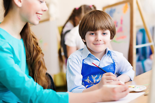 포토 JPG 해외이미지 백인 교육 행복 어린이 교실 학교 가족 수업 실내 창조 미술 소년 여러명 취미 내부 학습 강사 교사 페인트 유치원 놀이방 육아 잡기 붓 그리기 그룹 클럽 그림 예술가 페인트붓 화가 개발 돌봄 초보 헬프 해외202004 해외202105 해외포토 서양인 직업 남자 감정 다수 관계 모션 문화예술 사람 도움 파일형식