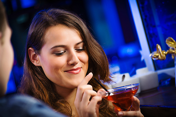 포토 JPG 해외이미지 백인 라이프스타일 응시 여자 행복 얼굴 음료 유리 한명 사람 성인 내부 파티 식당 카페 마시기 알코올 칵테일 바 야간 클럽 유흥 해외202004 해외202105 해외포토 자연요소 서양인 1 시선 감정 모션 재질 주류 이벤트 생활 신체부위 상점 파일형식