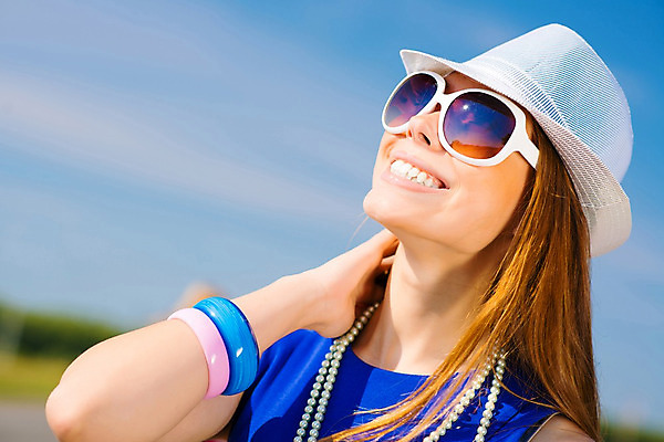 포토 JPG 해외이미지 백인 라이프스타일 커플 여자 남자 행복 여유 음악 하늘 휴가 함께함 한명 미소 웃음 사람 20대 성인 야외 여름 파란색 친구 파티 우주 우정 에너지 뜨거움 그룹 시원함 모래언덕 가득함 해외202004 해외202105 해외포토 서양인 1 계절 감정 컬러 컨셉 관계 문화예술 표정 이벤트 청년 생활 언덕 파일형식