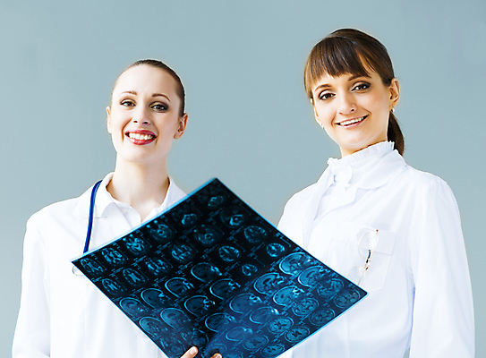 포토 JPG 해외이미지 백인 직업 응시 여자 유럽 유니폼 비즈니스 청진기 엑스레이 실내 건강 병원 사람 성인 두명 약 간호사 의사 흰색 그룹 토론 동료 외과 돌봄 방사선 해외202004 해외202105 해외포토 서양인 시선 옷 나라 컬러 의학 관계 의료기기 모션 내부 의료진 파일형식