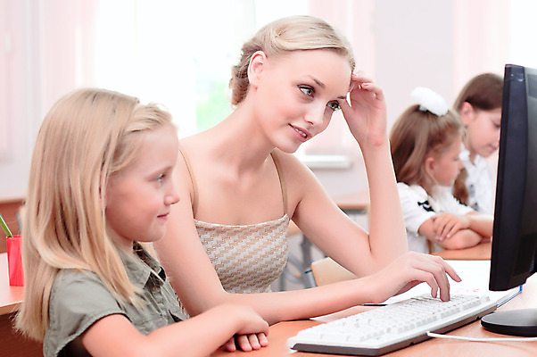 포토 JPG 해외이미지 백인 1 학생 손 외관 응시 옷 여자 교육 행복 얼굴 어린이 백그라운드 운동화 교실 새로움 사람 여러명 성인 책 검은색 교사 칠판 신선 수학 닫기 질문 답변 대답 주목 해외202004 해외202105 해외포토 서양인 직업 시선 감정 컬러 다수 신발 컨셉 교과목 학교 모션 신체부위 파일형식