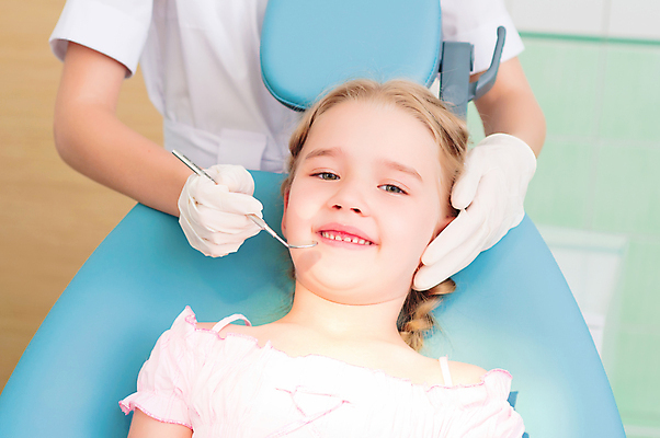 포토 JPG 해외이미지 백인 직업 라이프스타일 여자 안경 어린이 장갑 유니폼 의자 건강 치과 병원 가면 한명 사람 20대 성인 파란색 약 장비 환자 의사 기구 공구 램프 입 치아 부식 치과의사 방문 점검 돌봄 위생관리 해외202004 해외202105 해외포토 서양인 1 잡화 옷 컬러 가구 의학 모션 조명 관리 청년 생활 신체부위 의료진 도구 소화기관 파일형식