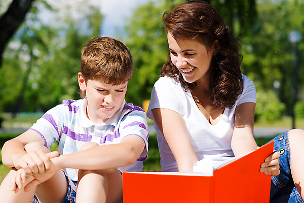 포토 JPG 해외이미지 백인 라이프스타일 응시 공원 여자 교육 행복 아들 얼굴 어린이 백그라운드 2 가족 자연 놀이 함께함 건강 사랑 미소 사람 소년 야외 두명 책 초록색 여름 스터디 부모 기쁨 아기 잡기 그리기 해외202004 해외202105 해외포토 서양인 시선 계절 공공시설 남자 감정 컬러 컨셉 관계 모션 표정 생활 신체부위 학습 생태계 파일형식