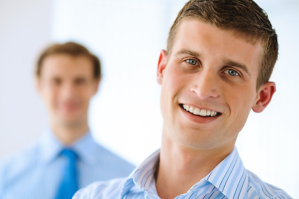 포토 JPG 해외이미지 직업 손 남자 행복 무기 백그라운드 비즈니스 사업가 성공 관리 미소 사람 정장 성인 두명 금융 사무실 흰색 비즈니스맨 자신감 상담원 대표 종업원 중개인 스마트 동료 리더 경영 관리자 정중 해외202004 해외202105 해외포토 옷 감정 컬러 컨셉 관계 표정 신체부위 경제 직장인 사무원 파일형식