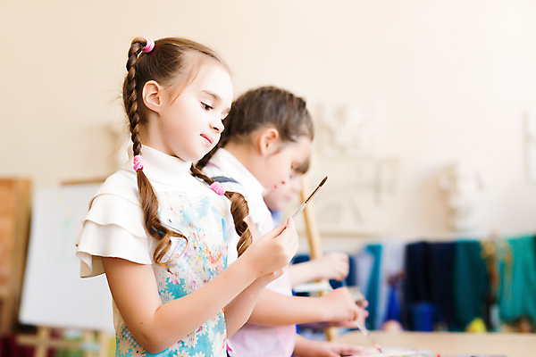 포토 JPG 해외이미지 백인 교육 행복 어린이 교실 학교 가족 수업 실내 창조 미술 소년 취미 내부 두명 학습 강사 교사 페인트 유치원 놀이방 육아 잡기 붓 그리기 그룹 클럽 그림 예술가 페인트붓 화가 개발 돌봄 초보 헬프 해외202004 해외202105 해외포토 서양인 직업 남자 감정 관계 모션 문화예술 사람 도움 파일형식