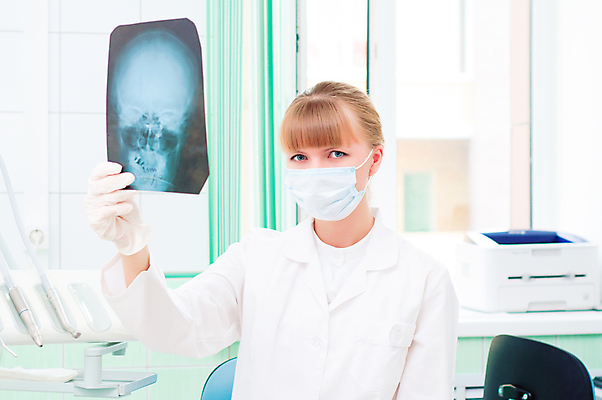 포토 JPG 해외이미지 손 응시 여자 아시아 백그라운드 유니폼 신체 청진기 노동자 뼈 엑스레이 실내 표정 건강 병원 한명 사람 동양인 20대 성인 가로 파란색 건강관리 간호사 의사 흰색 잡기 업무 흉부 암 히스패닉 궤 돌봄 해외202004 해외202105 해외포토 직업 1 시선 옷 나라 컬러 의학 의료기기 모션 관리 인종 청년 내부 신체부위 의료진 작업 호흡기관 질병 파일형식