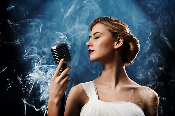 포토 JPG 해외이미지 백인 구름 헤어스타일 손 드레스 여자 별 음악 노래 전등 한명 사람 성인 파란색 컬러풀 금발 유행 콘서트 공연 연주자 음악가 가수 무대 광선 흰색 잡기 우아함 연기 마이크 입술 클럽 오디오 빛망울 노래방 뮤지컬 팝 생존 해외202004 해외202105 해외포토 자연요소 서양인 직업 1 옷 컬러 음향기기 컨셉 모션 문화예술 조명 이벤트 신체부위 전자제품 빛 파일형식