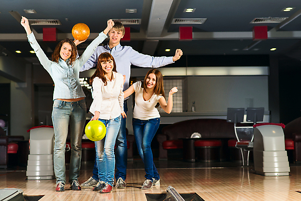 포토 JPG 해외이미지 백인 손 여자 행복 길 스포츠 장난 공 응원 놀이 기술 실내 사람 이벤트 여러명 성인 취미 30대 친구 검은색 경쟁 우정 카페 게임 흰색 청바지 우승 그룹 사발 던지기 도박 볼링 야간 조준 팔 지원 해외202004 해외202105 해외포토 자연요소 서양인 감정 컬러 다수 컨셉 바지 관계 모션 내부 신체부위 장년 구기 상점 최고 사기그릇 파일형식