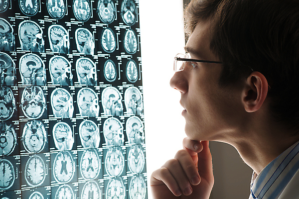 포토 JPG 해외이미지 직업 남자 백그라운드 청진기 건강 병원 실험 한명 사람 성인 치료 약 진료 의사 코트 흰색 자신감 실험실 씻기 책상 분석 동료 직원 문서 바쁨 외과 넘어짐 돌봄 방사선 정형외과 해외202004 해외202105 해외포토 1 감정 컬러 가구 컨셉 의학 관계 의료기기 모션 청결 외투 의료진 파일형식