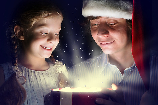 포토 JPG 해외이미지 라이프스타일 계절 행복 어린이 크리스마스 가족 휴가 주택 선물 미소 사람 두명 빨간색 상자 산타클로스 펼침 육아 축하 아빠 달콤 큼 12월 만족 주기 흥분 도우미 클라우스 해외202004 해외202105 해외포토 기념일 감정 컬러 컨셉 관계 모션 표정 건물 생활 날짜 맛 크기 파일형식