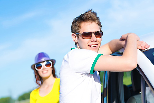 포토 JPG 해외이미지 모자 라이프스타일 커플 응시 여자 남자 행복 여행 가족 자동차 하늘 휴가 휴식 함께함 사랑 서기 미소 사람 앉기 성인 두명 여름 친구 선글라스 일몰 주차 부화 유지 해외202004 해외202105 해외포토 시선 잡화 계절 감정 안경 육상교통 컨셉 관계 모션 표정 생활 노을 파일형식