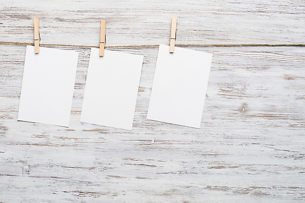 포토 JPG 해외이미지 전통 디자인 종이 밧줄 줄 벽 텍스트 3 사람없음 목재 장식 쪽지 공백 흰색 축하 신용카드 메시지 널 빨랫줄 클립 반죽 초대 페이지 시트 판지 삽입 양피지 옛날 해외202004 해외202105 해외포토 나무 컬러 컨셉 재료 금융 파일형식