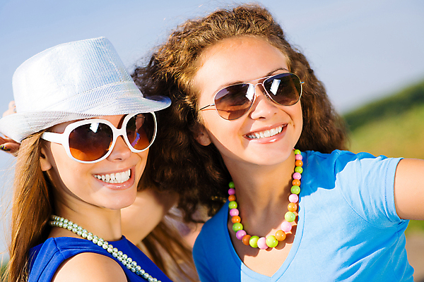 포토 JPG 해외이미지 백인 모자 라이프스타일 여자 행복 도로 여유 음악 모래 하늘 휴가 함께함 서기 미소 웃음 사람 소녀 20대 성인 야외 두명 여름 파란색 친구 모래사장 선글라스 파티 외침 우정 그룹 해외202004 해외202105 해외포토 서양인 잡화 계절 감정 안경 길 어린이 바다 컬러 컨셉 관계 교통시설 모션 문화예술 표정 이벤트 청년 생활 소리 파일형식