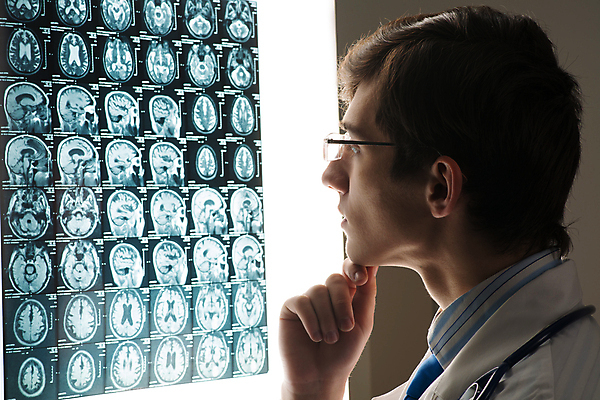 포토 JPG 해외이미지 직업 남자 백그라운드 청진기 건강 병원 실험 한명 사람 성인 치료 약 진료 의사 코트 흰색 자신감 실험실 씻기 책상 분석 동료 직원 문서 바쁨 외과 넘어짐 돌봄 방사선 정형외과 해외202004 해외202105 해외포토 1 감정 컬러 가구 컨셉 의학 관계 의료기기 모션 청결 외투 의료진 파일형식