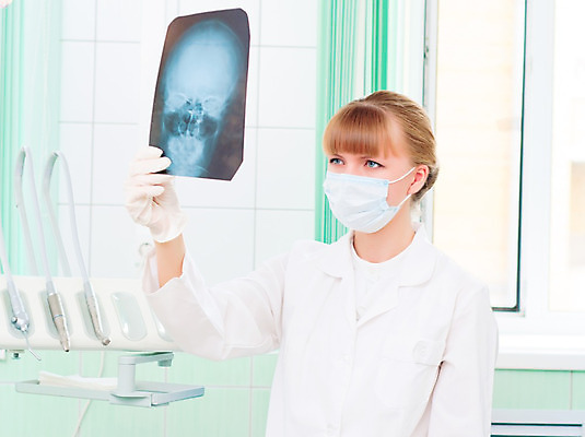 포토 JPG 해외이미지 손 응시 여자 아시아 백그라운드 유니폼 신체 청진기 노동자 뼈 엑스레이 실내 표정 건강 병원 한명 사람 동양인 20대 성인 가로 파란색 건강관리 간호사 의사 흰색 잡기 업무 흉부 암 히스패닉 궤 돌봄 해외202004 해외202105 해외포토 직업 1 시선 옷 나라 컬러 의학 의료기기 모션 관리 인종 청년 내부 신체부위 의료진 작업 호흡기관 질병 파일형식