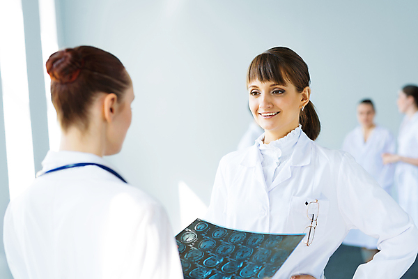 포토 JPG 해외이미지 백인 직업 응시 여자 유럽 유니폼 비즈니스 청진기 엑스레이 실내 건강 병원 사람 성인 두명 약 간호사 의사 흰색 그룹 토론 동료 외과 돌봄 방사선 해외202004 해외202105 해외포토 서양인 시선 옷 나라 컬러 의학 관계 의료기기 모션 내부 의료진 파일형식