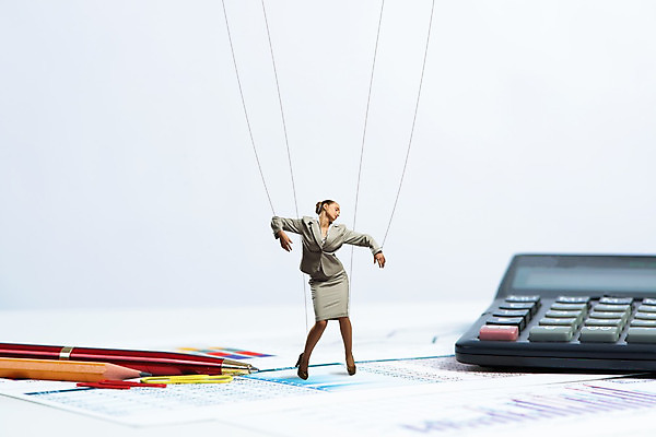 포토 JPG 해외이미지 백인 직업 여자 감정 얼굴 밧줄 인형 컨셉 비즈니스 사업가 통신 문구용품 한명 사람 성인 연필 표현 도시 업무 비즈니스맨 대표 통제 종업원 책상 경영자 지휘 마리오네트 고용 꼭두각시 정중 제어 조작 착취 치프 해외202004 해외202105 해외포토 서양인 1 남자 줄 가구 학용품 신체부위 필기구 구직 작업 직장인 오브젝트 리더 채용 파일형식