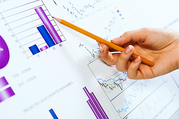 포토 JPG 해외이미지 직업 라이프스타일 손 여자 남자 종이 회사 비즈니스 사업가 손가락 그래프 협력 설명 사람 사람없음 금융 경제 사무실 디지털 자료 정보 가리킴 결과 보고서 상담 경영자 문서 바쁨 보여주기 고용 리뷰 마케팅 세미나 업그레이드 정중 경제학 콜라보레이션 해외202004 해외202105 해외포토 교육 컨셉 모션 손짓 생활 신체부위 구직 리더 채용 파일형식