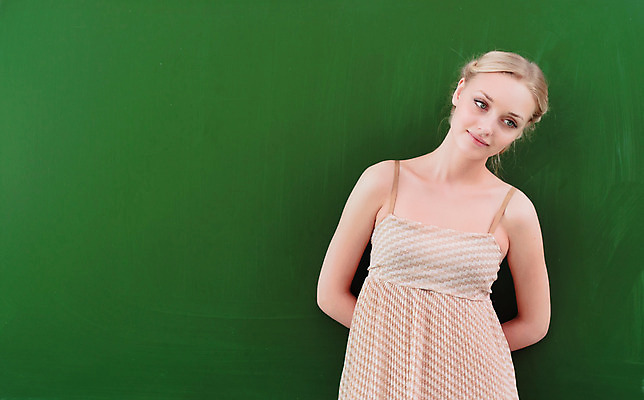 포토 JPG 해외이미지 백인 1 학생 손 외관 응시 옷 여자 교육 행복 얼굴 어린이 백그라운드 운동화 교실 새로움 한명 사람 성인 책 검은색 교사 칠판 신선 수학 닫기 질문 답변 대답 주목 해외202004 해외202105 해외포토 서양인 직업 시선 감정 컬러 신발 컨셉 교과목 학교 모션 신체부위 파일형식