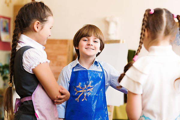포토 JPG 해외이미지 학생 교육 어린이 교실 학교 수업 아이디어 함께함 실내 창조 미술 앉기 소년 성인 내부 가로 세명 카메라 교사 작업 도움 가르침 그룹 중앙 토론 그림 예술가 멀티 혼혈 해외202004 해외202105 해외포토 직업 남자 컨셉 모션 문화예술 사람 전자제품 다문화 파일형식