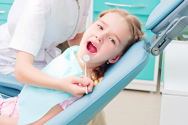 포토 JPG 해외이미지 백인 직업 라이프스타일 여자 안경 어린이 장갑 유니폼 의자 건강 치과 병원 가면 한명 사람 20대 성인 파란색 약 장비 환자 의사 기구 공구 램프 입 치아 부식 치과의사 방문 점검 돌봄 위생관리 해외202004 해외202105 해외포토 서양인 1 잡화 옷 컬러 가구 의학 모션 조명 관리 청년 생활 신체부위 의료진 도구 소화기관 파일형식