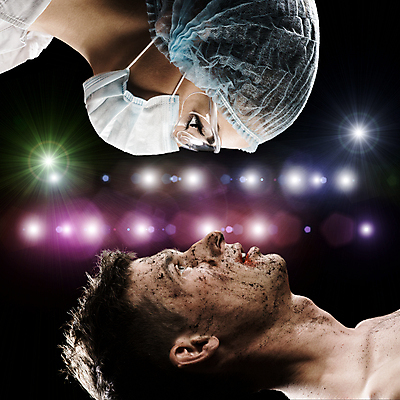 포토 JPG 해외이미지 백인 직업 여자 남자 건강 병원 안전 두명 치료 파란색 약 장비 환자 간호사 의사 긴급 대접 도움 수술 기술자 구출 상처 구조원 간호 서비스 붕대 기본 돌봄 보증 작전 지원 해외202004 해외202105 해외포토 서양인 컬러 컨셉 의학 모션 사람 의료진 빚 파일형식