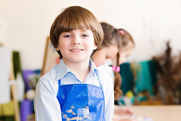 포토 JPG 해외이미지 백인 교육 행복 어린이 교실 학교 가족 수업 실내 창조 미술 소년 취미 내부 두명 학습 강사 교사 페인트 유치원 놀이방 육아 잡기 붓 그리기 그룹 클럽 그림 예술가 페인트붓 화가 개발 돌봄 초보 헬프 해외202004 해외202105 해외포토 서양인 직업 남자 감정 관계 모션 문화예술 사람 도움 파일형식