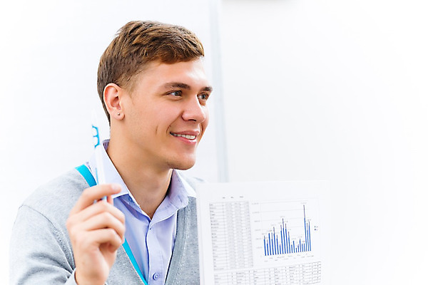 포토 JPG 해외이미지 백인 학생 여자 교육 행복 교실 학교 그래프 설명 한명 사람 앉기 인종 소년 성인 학습 스터디 교육자 교사 듣기 정보 도움 가르침 그룹 강의 책상 대학교 쇼 과제 주목 목차 연습생 견습생 해외202004 해외202105 해외포토 서양인 직업 1 남자 감정 어린이 가구 컨셉 모션 연습 파일형식