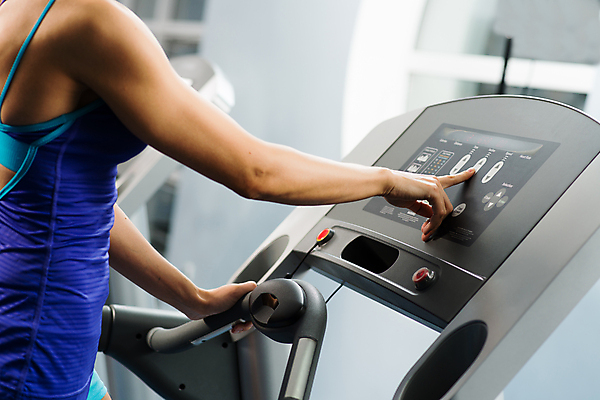 포토 JPG 해외이미지 모양 백인 라이프스타일 여자 행복 음악 스포츠 신체 모션 실내 건강 한명 성인 달리기 조깅 운동 기계 기쁨 연습 클럽 체육관 런닝머신 달리기선수 돌봄 분실 힘찬 해외202004 해외202105 해외포토 서양인 1 감정 컨셉 문화예술 사람 내부 생활 운동기구 육상선수 파일형식