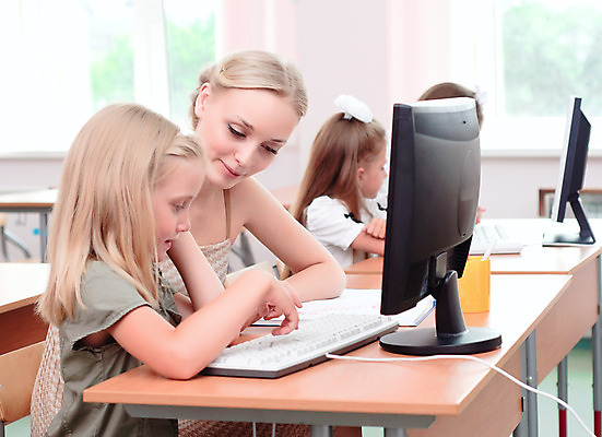 포토 JPG 해외이미지 백인 1 학생 손 외관 응시 옷 여자 교육 행복 얼굴 어린이 백그라운드 운동화 교실 새로움 사람 여러명 성인 책 검은색 교사 칠판 신선 수학 닫기 질문 답변 대답 주목 해외202004 해외202105 해외포토 서양인 직업 시선 감정 컬러 다수 신발 컨셉 교과목 학교 모션 신체부위 파일형식