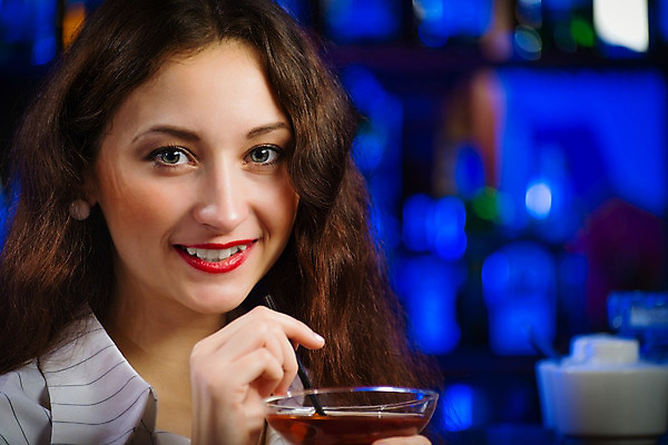 포토 JPG 해외이미지 백인 라이프스타일 응시 여자 행복 얼굴 음료 유리 한명 미소 사람 성인 내부 파티 식당 카페 마시기 알코올 칵테일 바 야간 클럽 유흥 해외202004 해외202105 해외포토 자연요소 서양인 1 시선 감정 모션 재질 주류 표정 이벤트 생활 신체부위 상점 파일형식