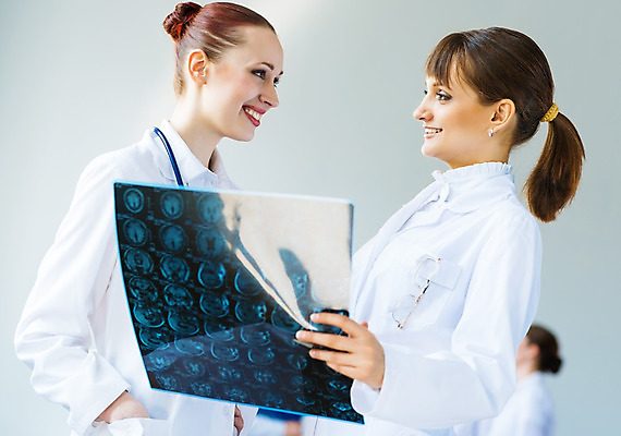 포토 JPG 해외이미지 백인 직업 응시 여자 유럽 유니폼 비즈니스 청진기 엑스레이 실내 건강 병원 사람 성인 두명 약 간호사 의사 흰색 그룹 토론 동료 외과 돌봄 방사선 해외202004 해외202105 해외포토 서양인 시선 옷 나라 컬러 의학 관계 의료기기 모션 내부 의료진 파일형식