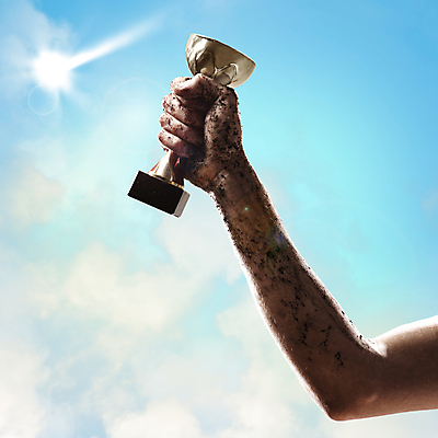 포토 JPG 해외이미지 손 스포츠 와인잔 비즈니스 하늘 성공 기술 사람없음 컵 파란색 빛 금속 경쟁 게임 축하 잡기 우승 발표 사발 황금 상패 트로피 심볼 지역 대회 명예 골 승자 챔피언 필승 스타일 완전 해외202004 해외202105 해외포토 레이스천 식기 컬러 컨셉 술잔 모션 재질 놀이 신체부위 직물 최고 사기그릇 상_우승 파일형식