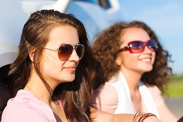 포토 JPG 해외이미지 라이프스타일 커플 응시 여자 남자 행복 여행 가족 자동차 하늘 휴가 휴식 함께함 사랑 사람 앉기 성인 두명 친구 선글라스 일몰 주차 부화 해외202004 해외202105 해외포토 시선 감정 안경 육상교통 컨셉 관계 모션 생활 노을 파일형식