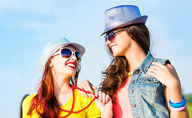 포토 JPG 해외이미지 모자 라이프스타일 여자 행복 하늘 갈색머리 미소 웃음 사람 소녀 성인 야외 두명 빨간색 여름 파란색 친구 컬러풀 선글라스 햇빛 태양 노란색 파티 유행 맑음 우정 기쁨 잡기 그룹 황금 시원함 내추럴 섞기 해외202004 해외202105 해외포토 레이스천 자연요소 헤어스타일 잡화 계절 감정 안경 어린이 컬러 관계 모션 날씨 표정 이벤트 생활 직물 파일형식