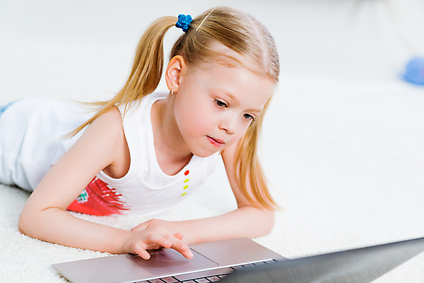 포토 JPG 해외이미지 백인 학생 라이프스타일 드레스 여자 교육 딸 행복 얼굴 어린이 컨셉 인터넷 비즈니스 교실 학교 놀이 주택 한명 미소 사람 앉기 노트북 컴퓨터 금발 검은색 기쁨 게임 키보드 연결 무선전화기 거짓말 초보 해외202004 해외202105 해외포토 서양인 1 헤어스타일 옷 감정 컬러 가족 모션 표정 건물 생활 신체부위 전자제품 전화기 파일형식