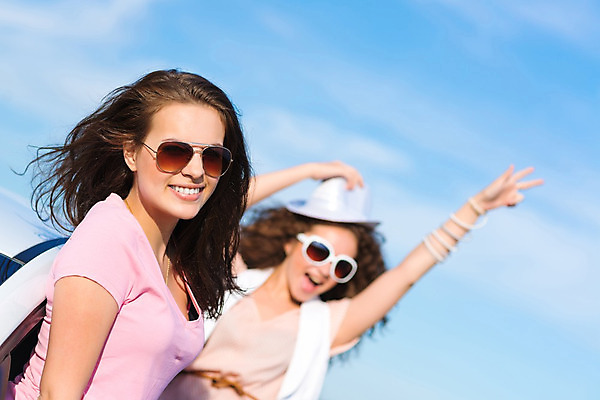 포토 JPG 해외이미지 라이프스타일 손 여자 행복 도로 물결 여행 창문 교통시설 자동차 하늘 휴가 사람 성인 두명 파란색 여행객 운전 자유 운전사 무료 자동 해외202004 해외202105 해외포토 직업 감정 길 육상교통 컬러 교통 컨셉 모션 생활 신체부위 시설 파일형식